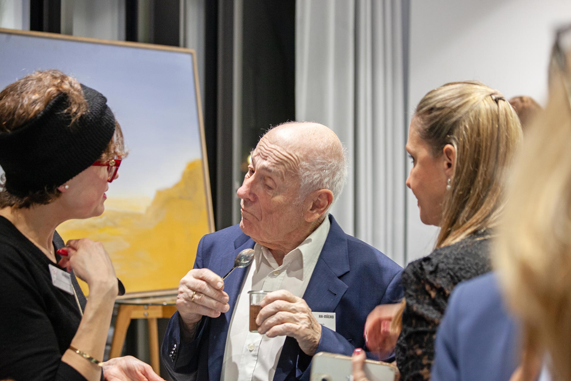 Philipp Heinisch im Gespräch mit Victoria Hippler und einer Gästin