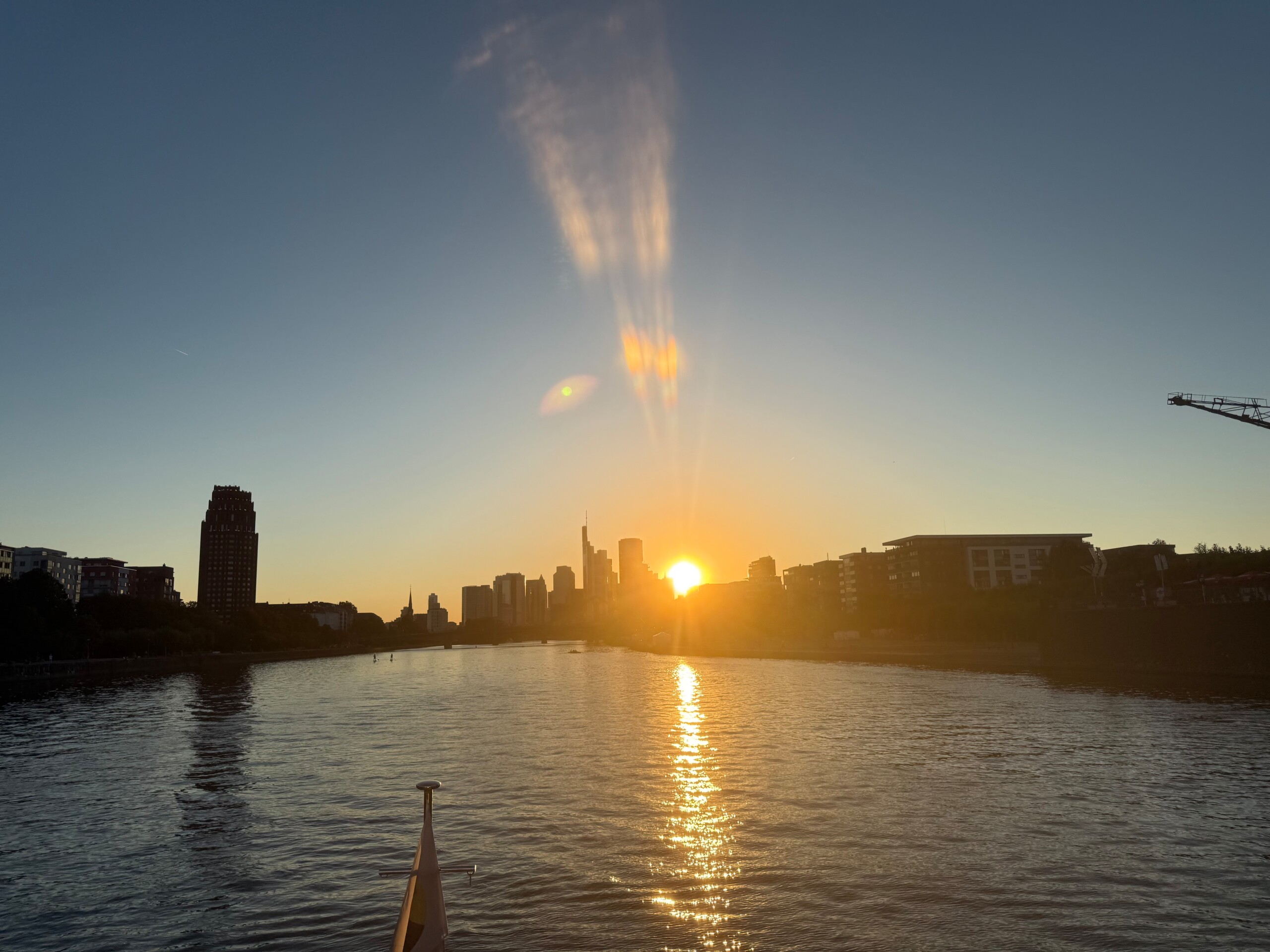 Sonnenuntergang über der Frankfurter Skyline, aufgenommen vom Fahrgastschiff während der Fahrt auf dem Main.