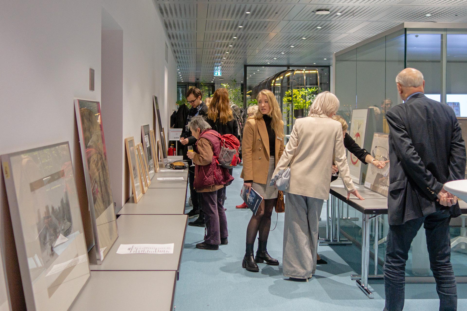 Philipp Heinischs Karikaturen und die Gäste des After Work