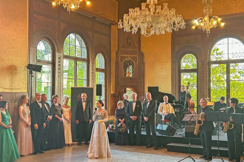 Eine Solistin des Staatstheaters Nürnberg steht beim 6. Nürnberger Juristenball im Ballsaal und singt.