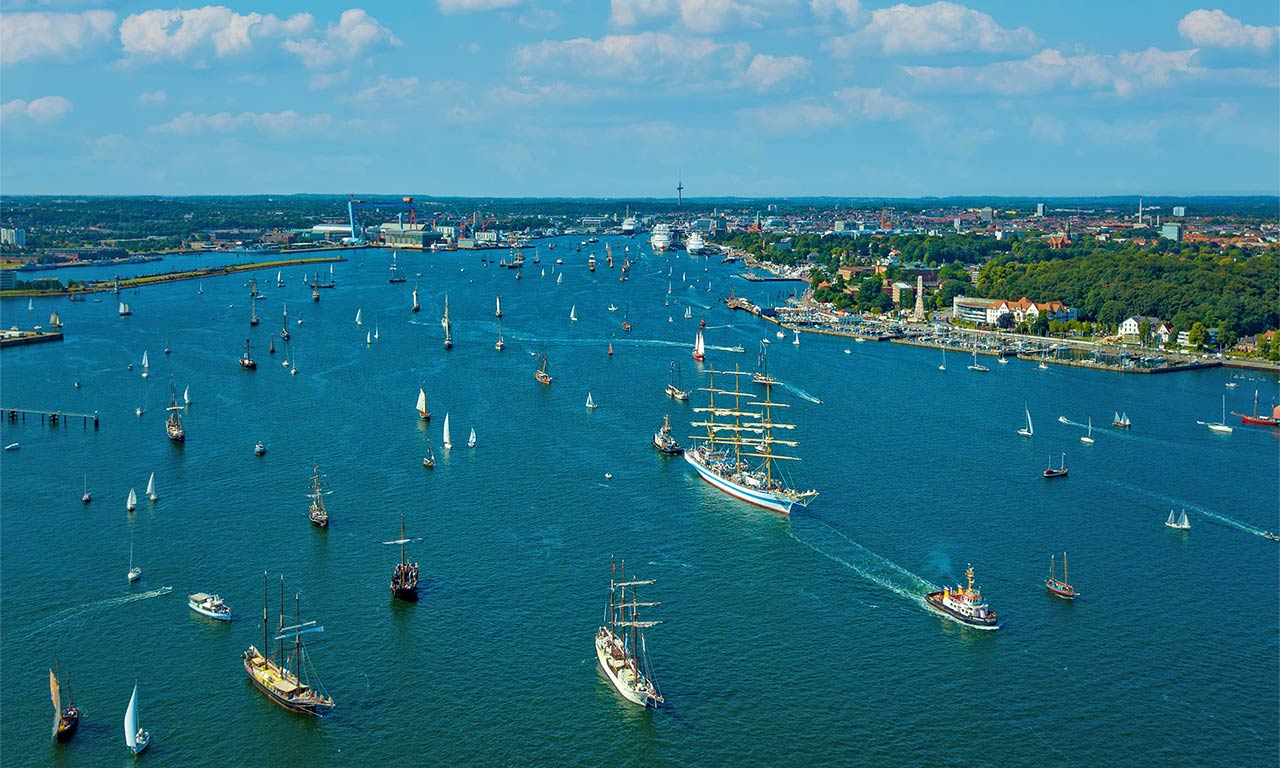 Luftaufnahme der Windjammerparade bei der Kieler Woche 2024