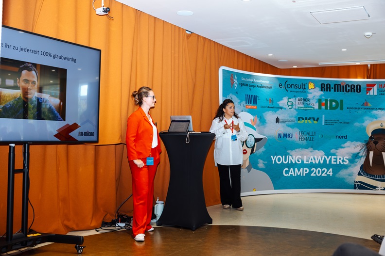 Nasita Mika  und Simone Krämer von RA-MICRO bei ihrem Vortrag über souveräne Kommunikation auf dem Young Lawyers Camp 2024