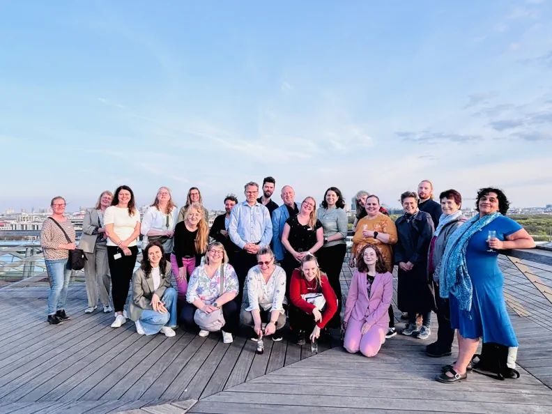 Gruppenbild RENO Berlin-Brandenburg Frühlingsfest 2026 auf der Dachterrasse des Cube Berlin