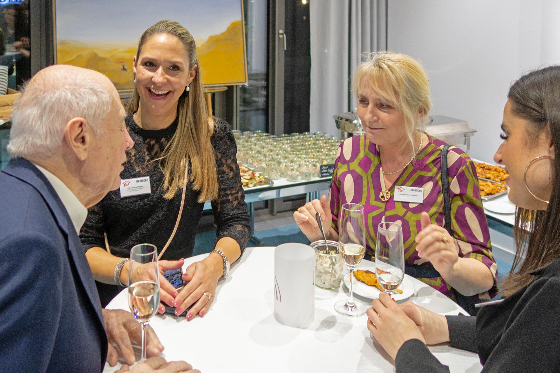 Philipp Heinisch, Victoria Hippler und zwei Gäste an einem Tisch