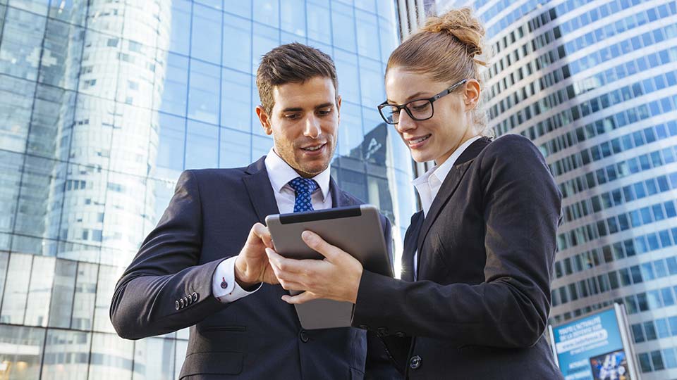 Zwei Anwälte mit E-Akte auf dem Tablet