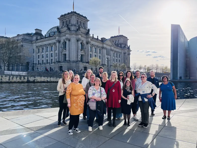 Gruppenbild RENO Berlin-Brandenburg Frühlingsfest 2026 vor dem Reichstag