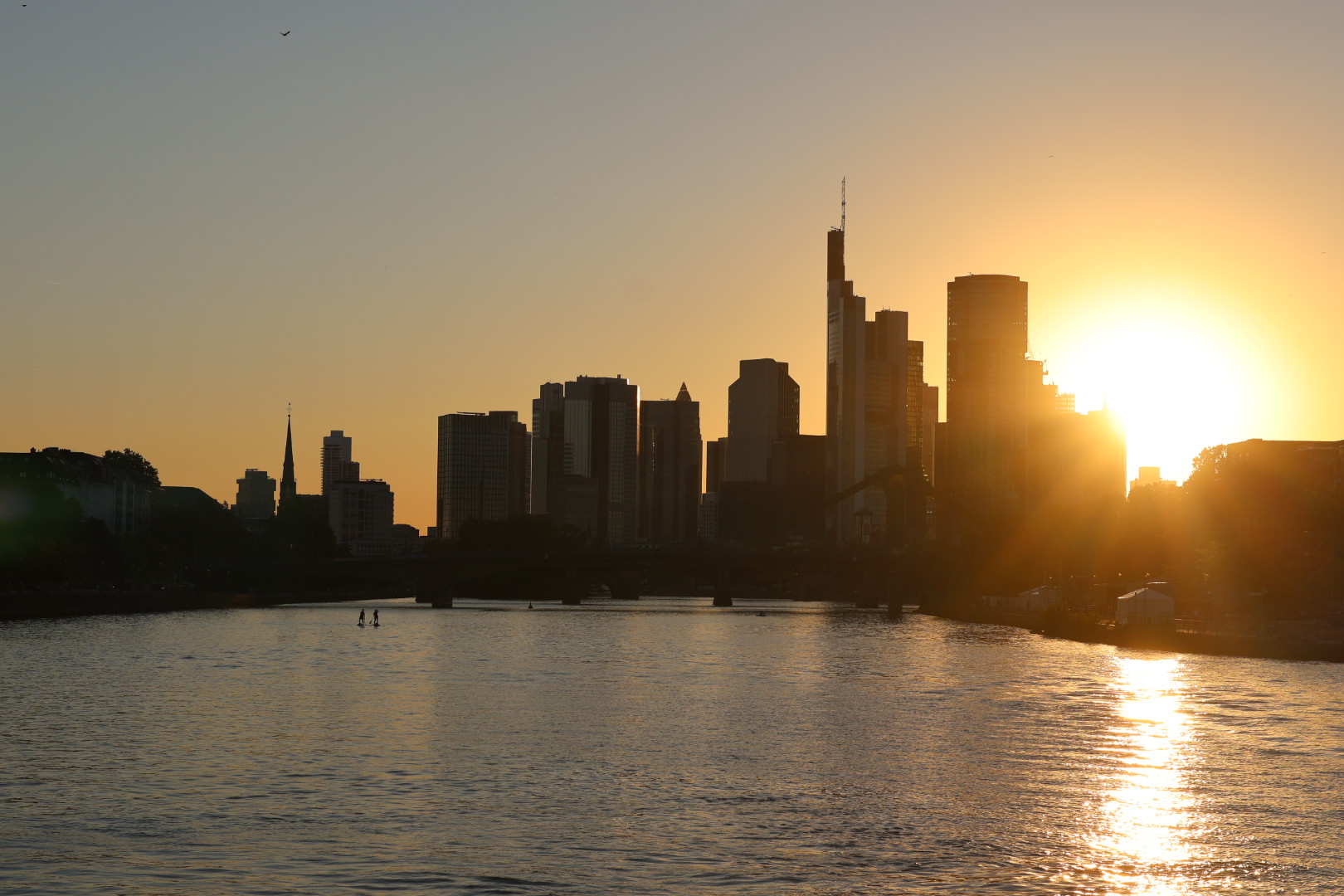 Die Frankfurter Skyline im Abendlicht, gesehen vom Main während der Schifffahrt des RA-MICRO KI-Abends.