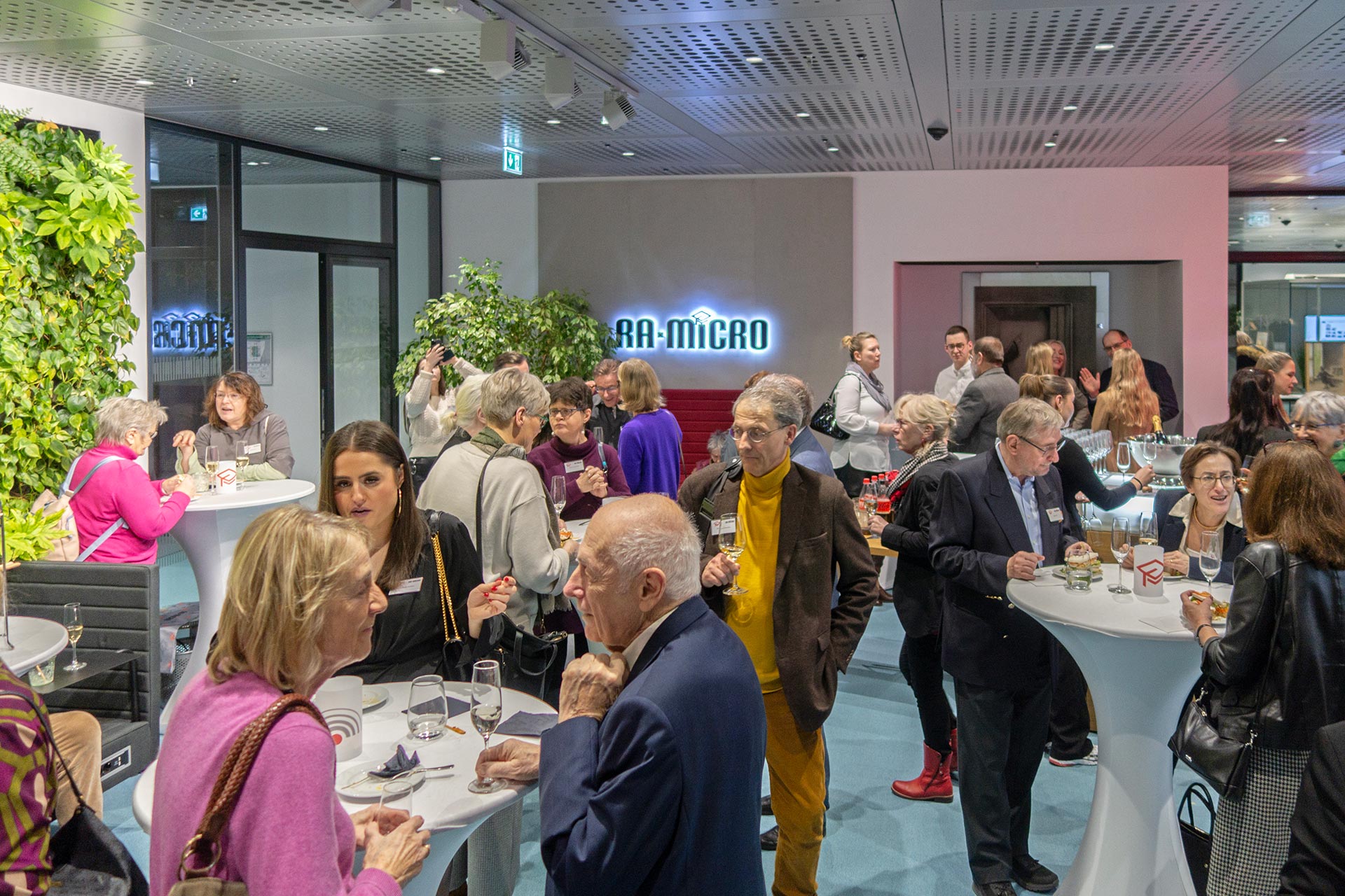 Gäste in der RA-MICRO Anwaltslounge in Berlin